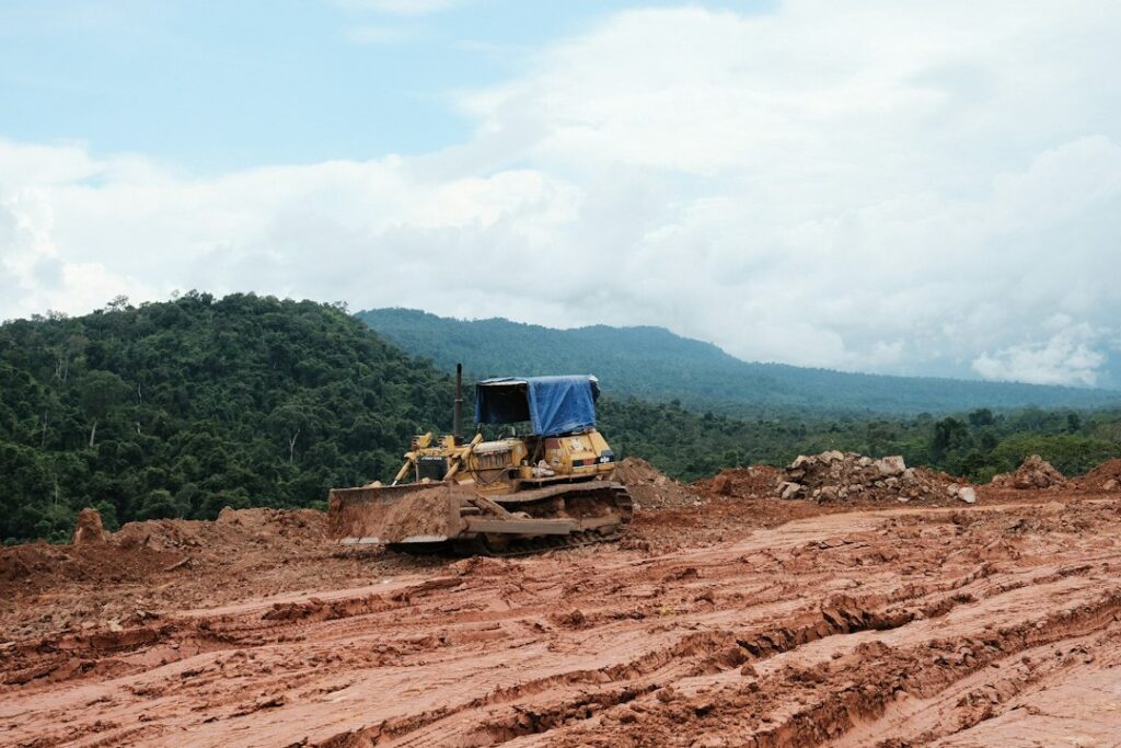 Maquinaria de movimiento de tierras operando en obra: acompañamiento continuo del proceso constructivo