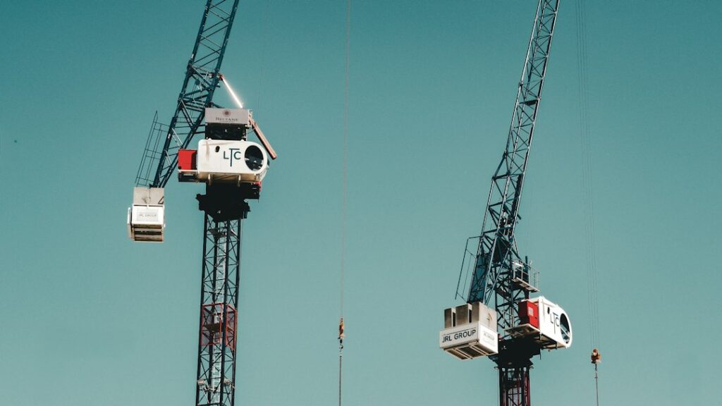 Grúas torre sobre una obra en altura: dirección técnica y administrativa de proyectos