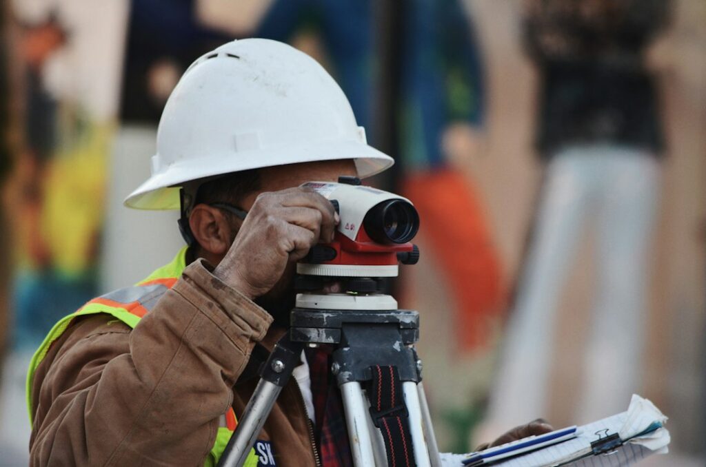 Equipo de topografía instalado en terreno: asesoría especializada en planificación